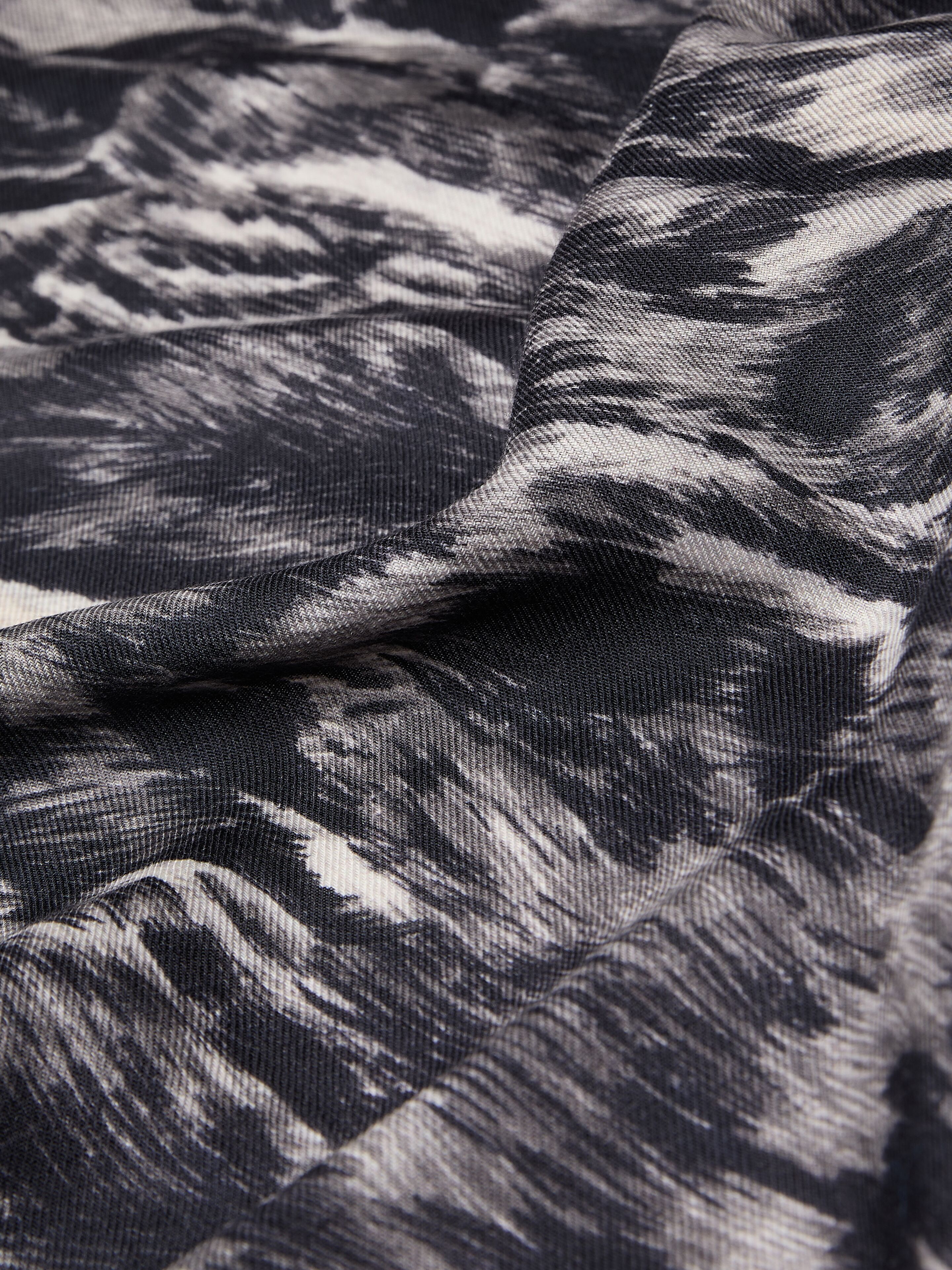 Shawl in wool and silk with animal print